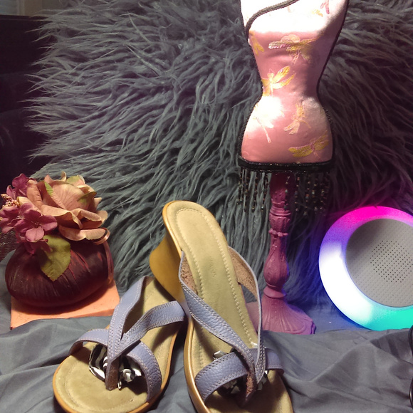 HILLIARD & HANSON Lavender Wedge Shoe - Picture 3 of 3